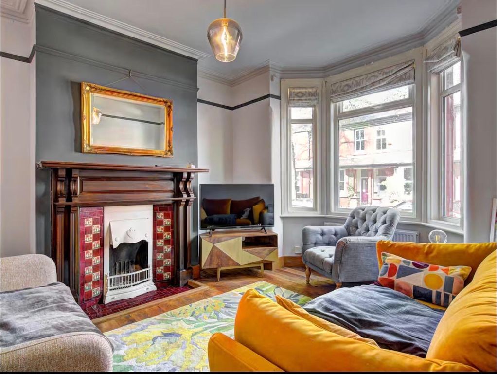 Property photo 3 of 17 Living Room