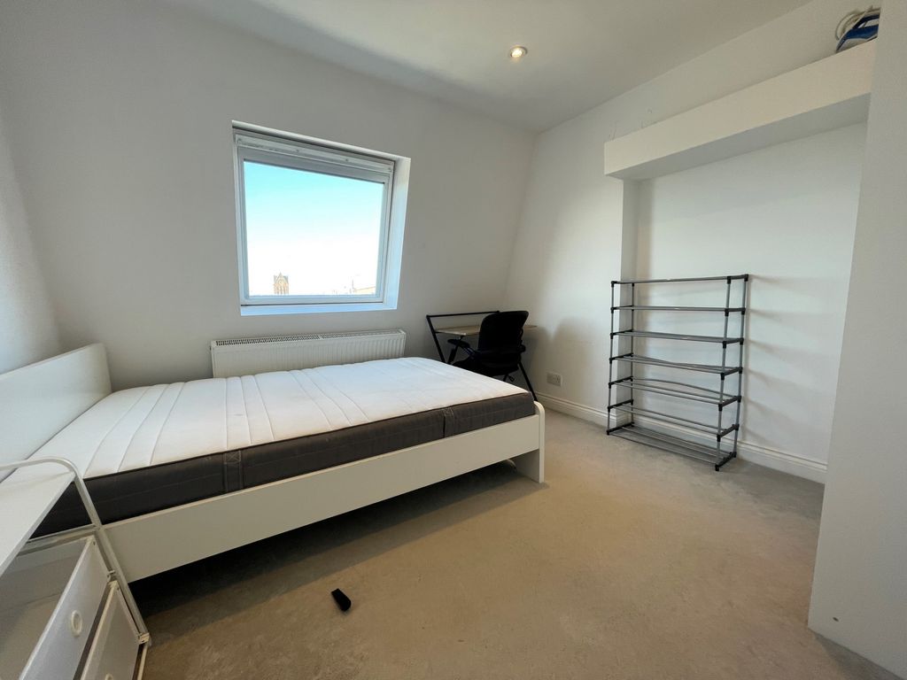 Property photo 1 of 7 Photo 4