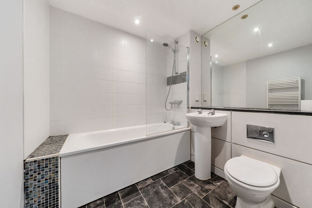 Property photo 3 of 17 Bathroom