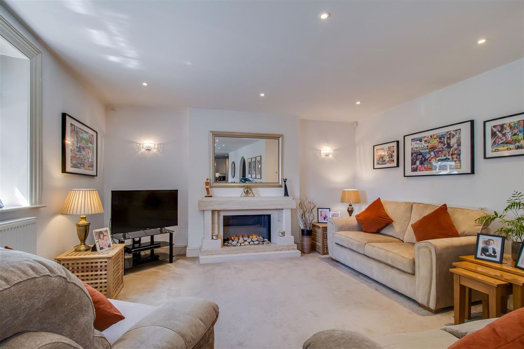 Property photo 2 of 15 Lounge Area