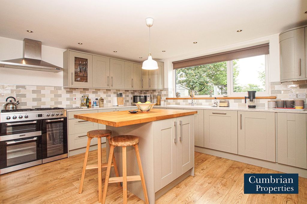 Property photo 2 of 27 Dining Kitchen