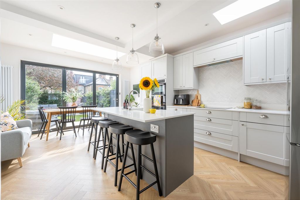 Property photo 2 of 34 Carnarvon Road, E18