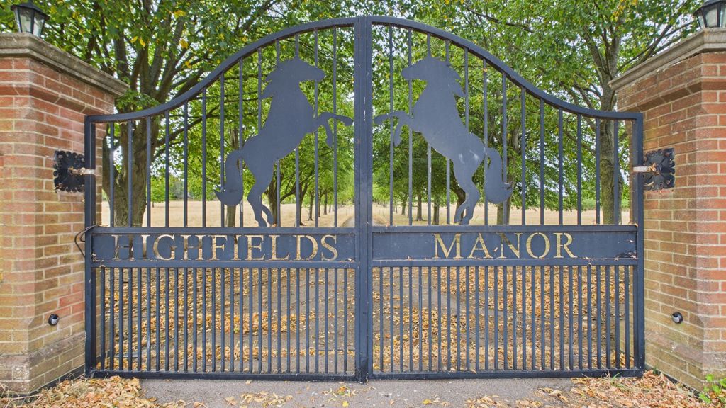 Property photo 3 of 80 Front Gates 3