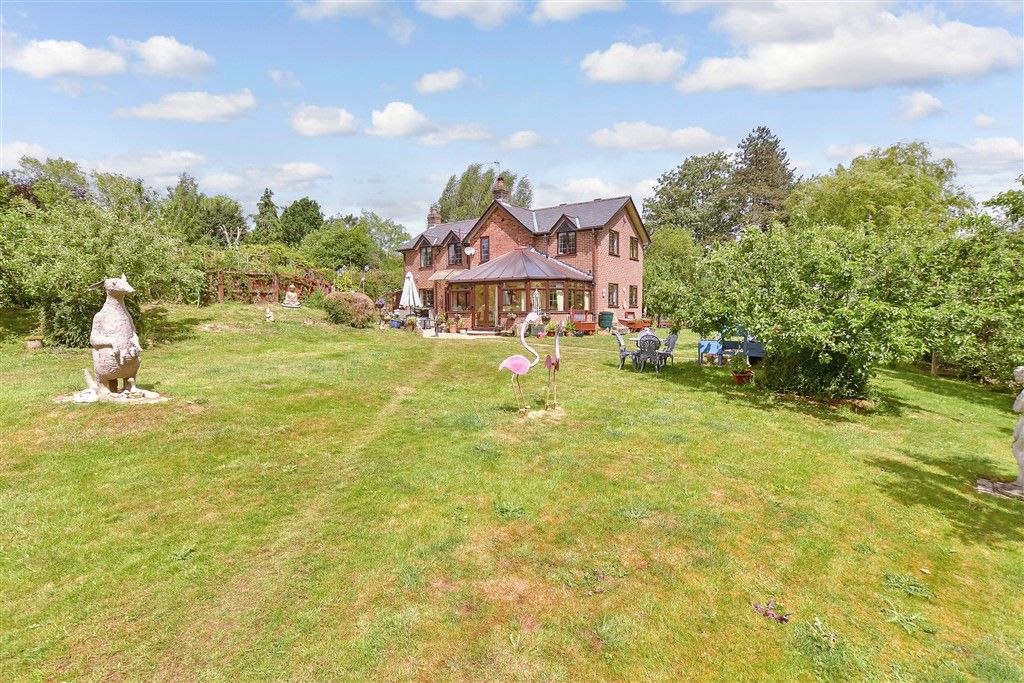 Property photo 2 of 17 Front Garden