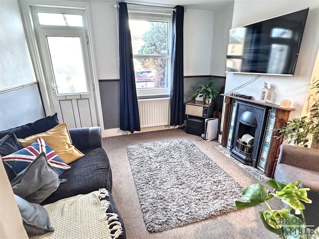 Property photo 3 of 13 01323 438506