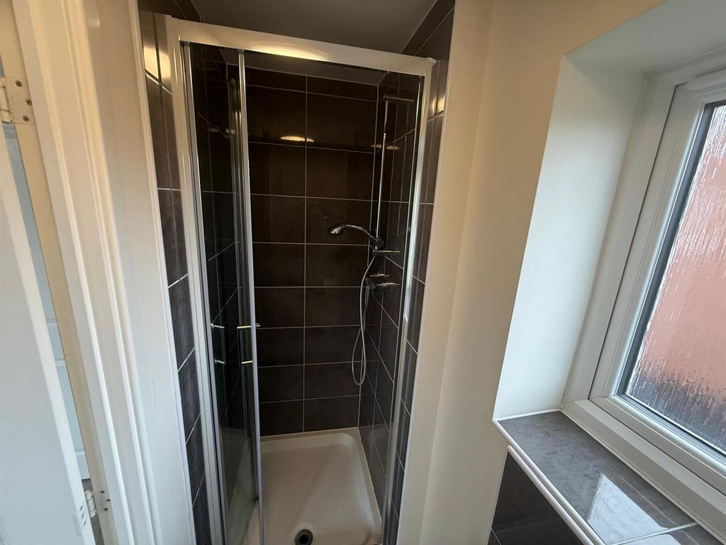 Property photo 3 of 31 Bathroom 2.1