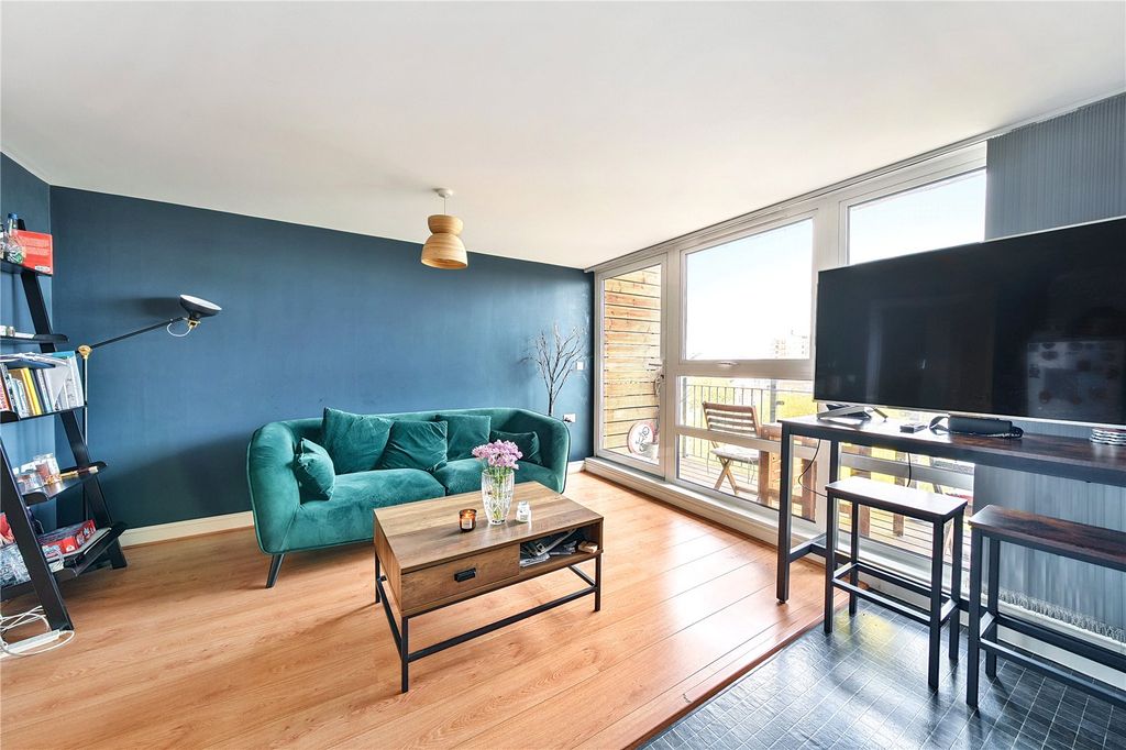 Property photo 3 of 16 Reception/Kitchen