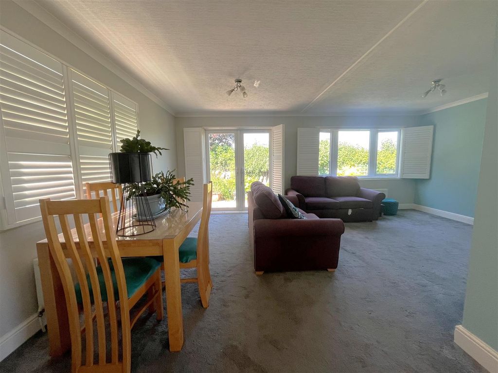 Property photo 2 of 18 Lounge / Diner