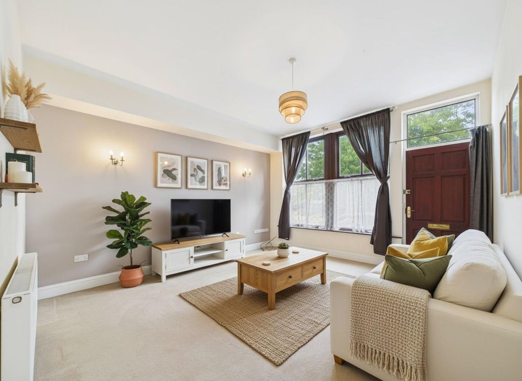 Property photo 1 of 12 Lounge