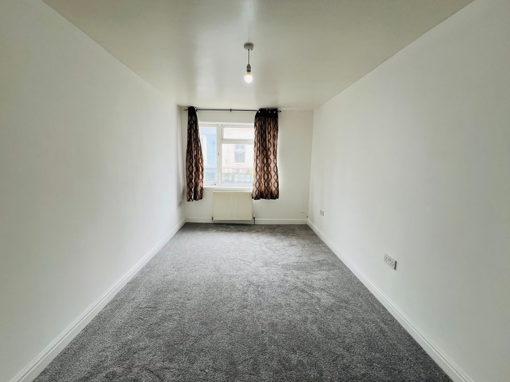 Property photo 1 of 9 Living Room