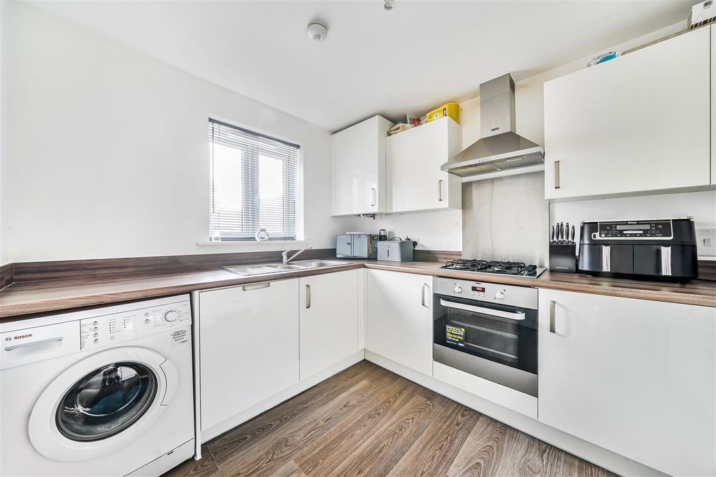 Property photo 3 of 16 Kitchen