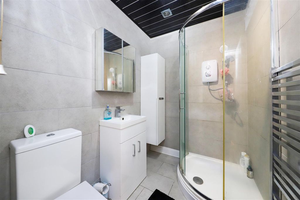 Property photo 3 of 17 Bathroom