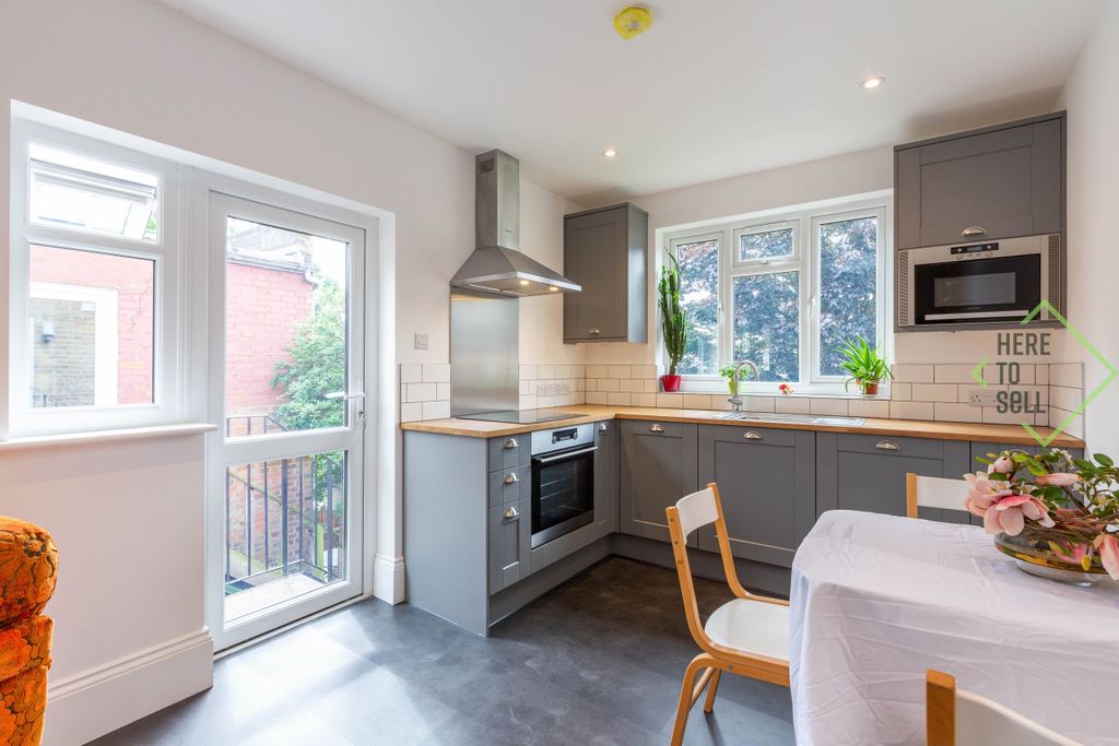 Property photo 2 of 17 47B Parkland Road, N22 6Su-5