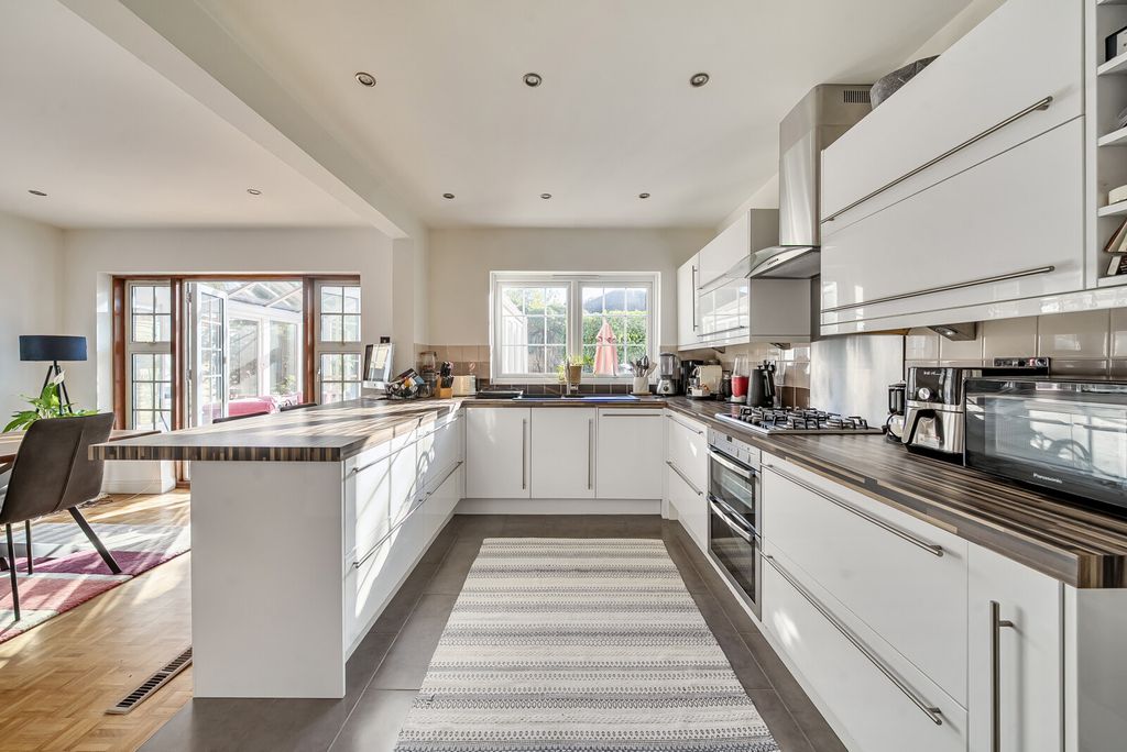 Property photo 3 of 17 Kitchen/Dining Room