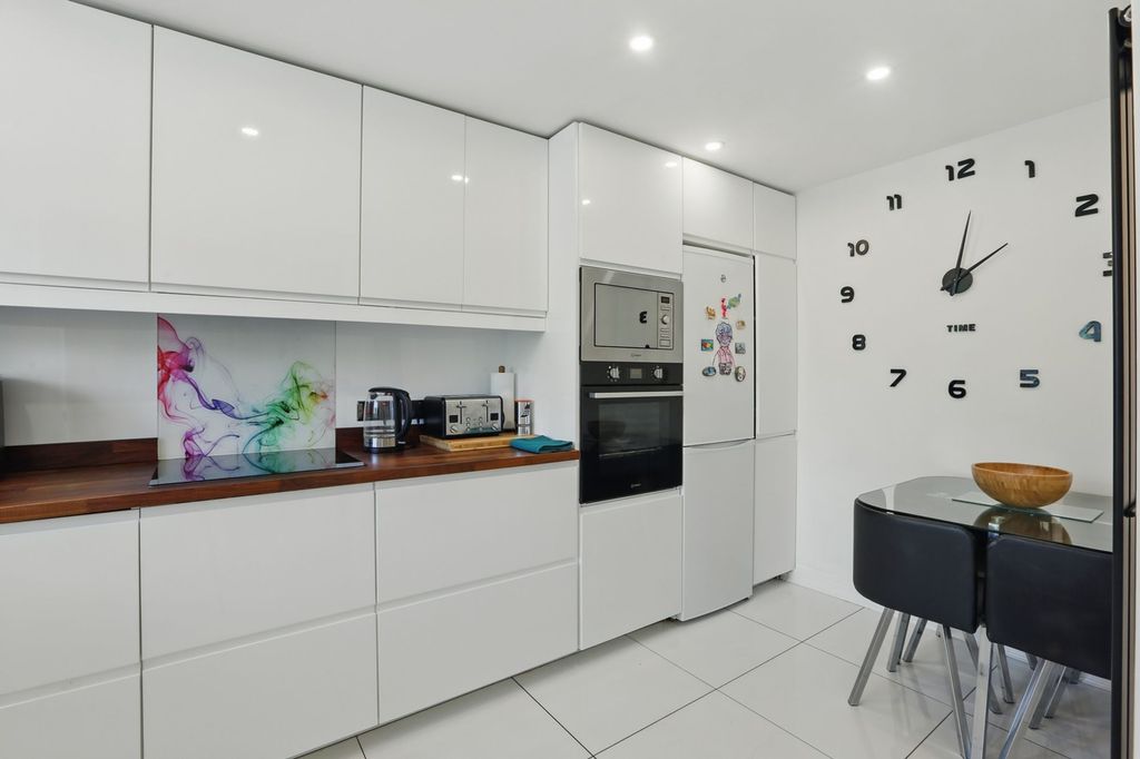 Property photo 2 of 25