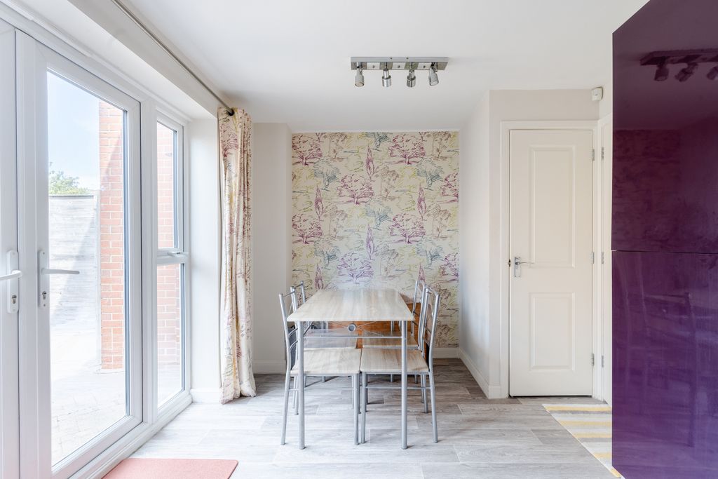 Property photo 3 of 14 A7401047-Hdr-7
