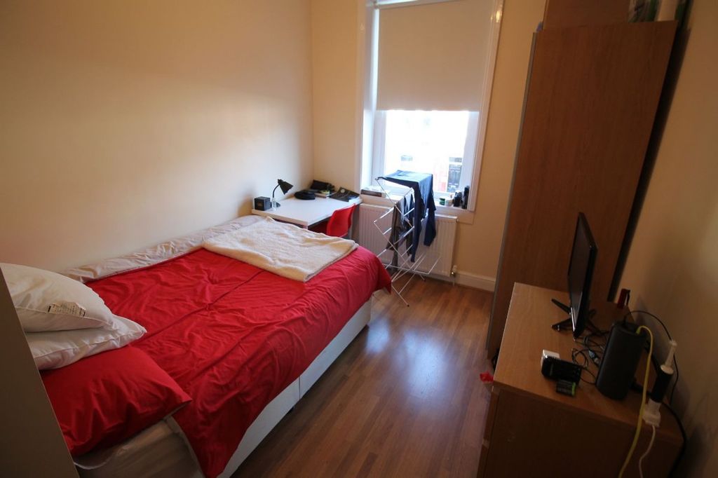 Property photo 3 of 10 Cozy Double Bedroom Featuring A Comfortable Bed, A...