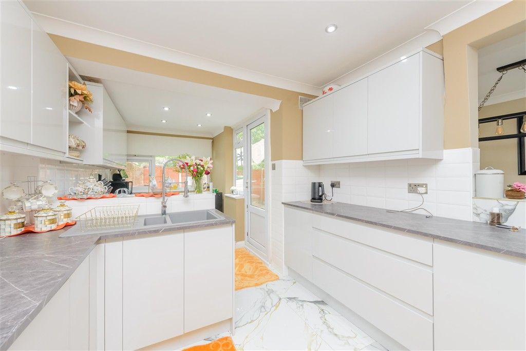 Property photo 3 of 11 Kitchen