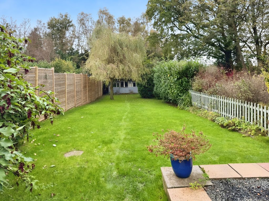 Property photo 2 of 11 Garden 1