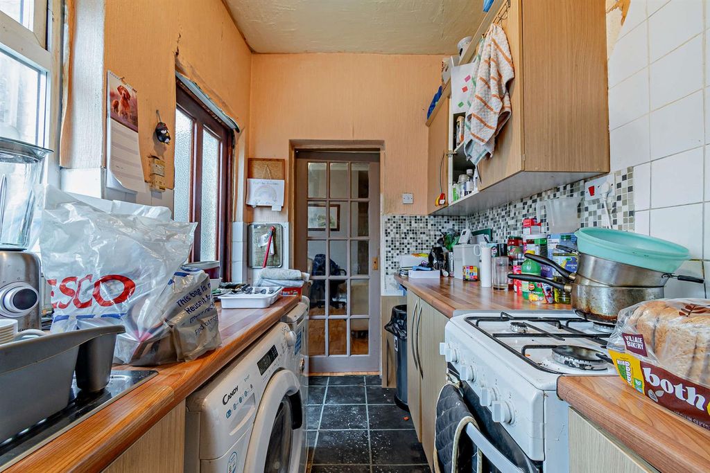 Property photo 3 of 5 8686587-Interior05-800.Jpg