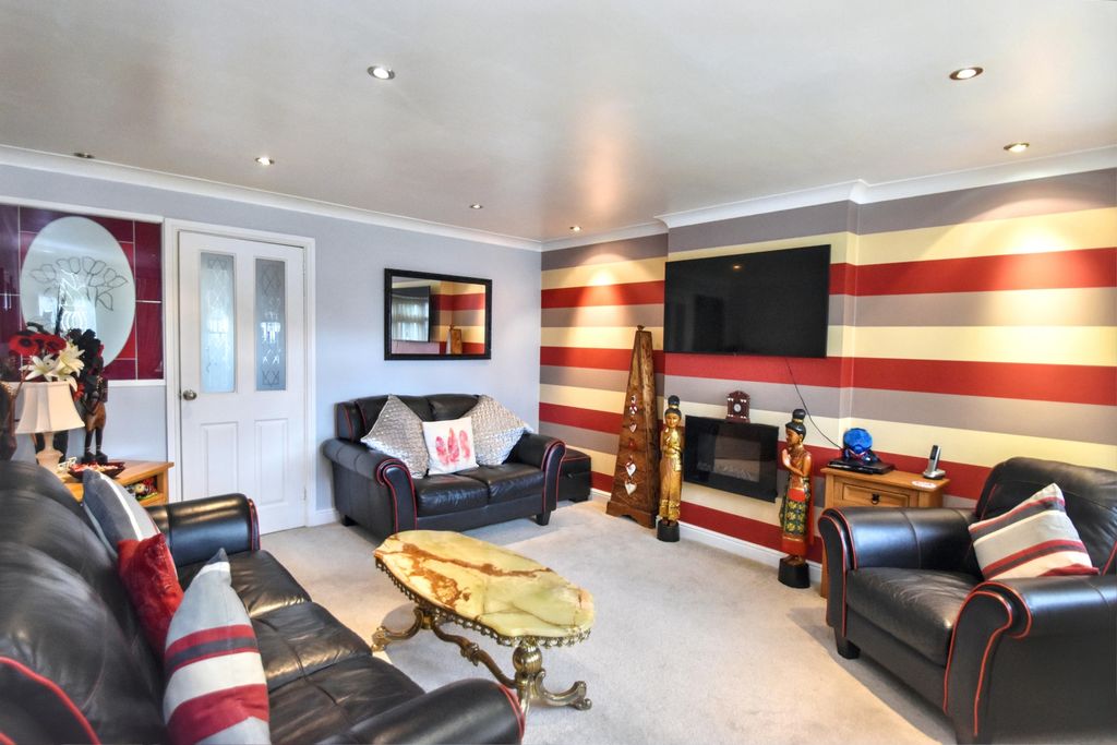 Property photo 3 of 17 Lounge