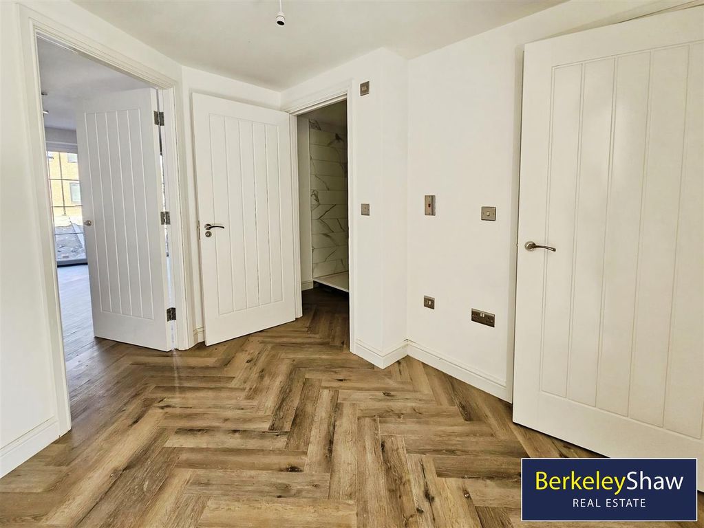 Property photo 2 of 7 Hallway