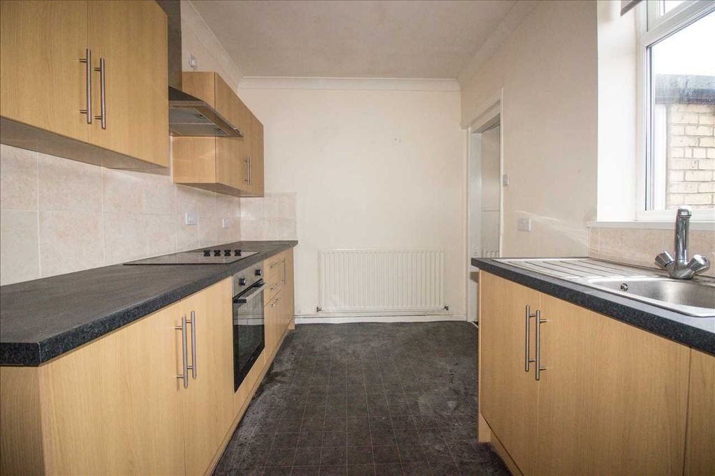 Property photo 3 of 10 Kitchen