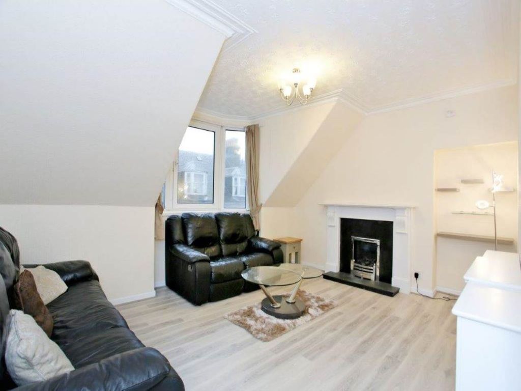Property photo 3 of 12 Living 2