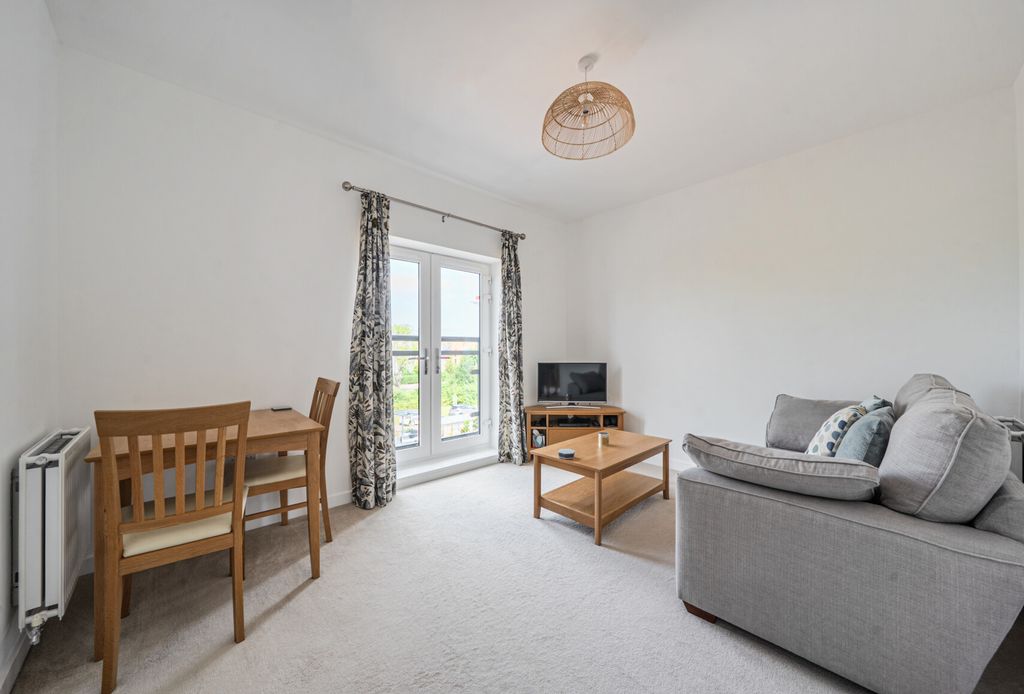 Property photo 2 of 21 1334696-3-689330c...
