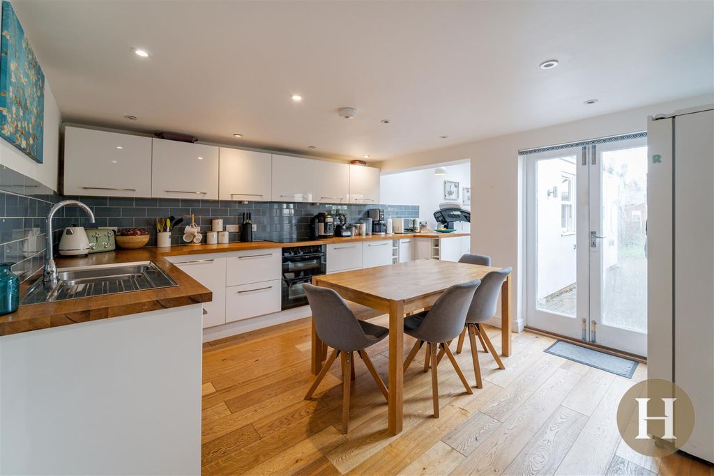 Property photo 2 of 34 Hadleigh Estate Agents-22.Jpg