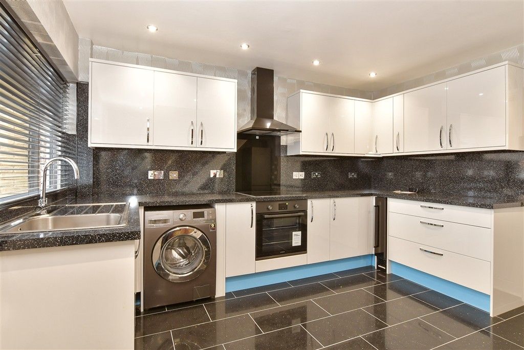 Property photo 2 of 7 Kitchen