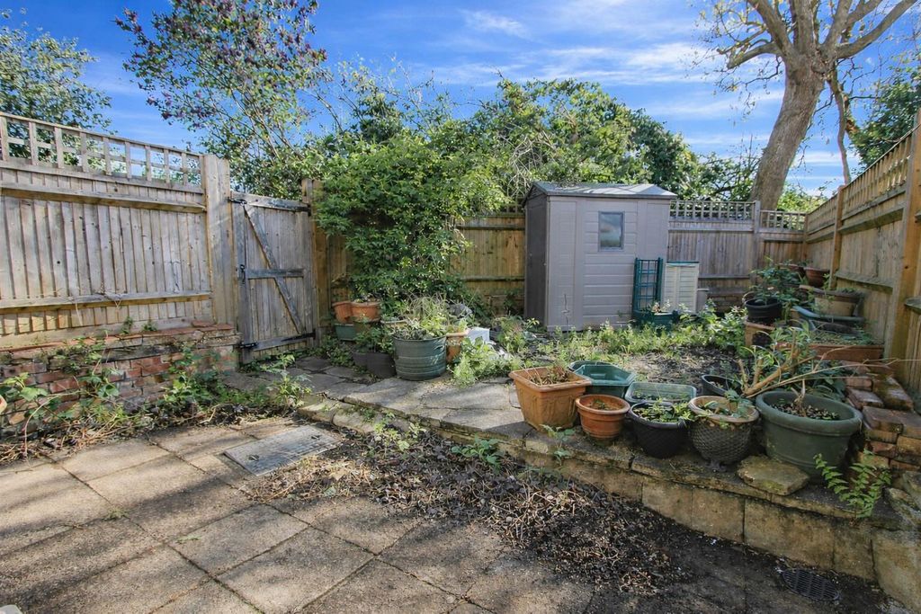 Property photo 3 of 17 Garden B.Jpg