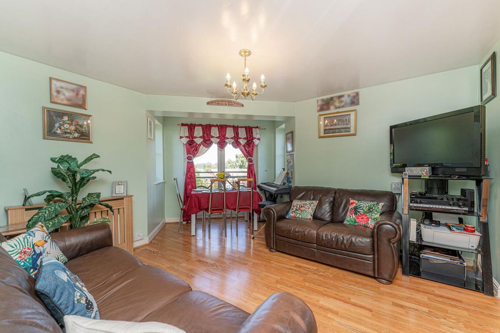 Property photo 3 of 17 Living Room