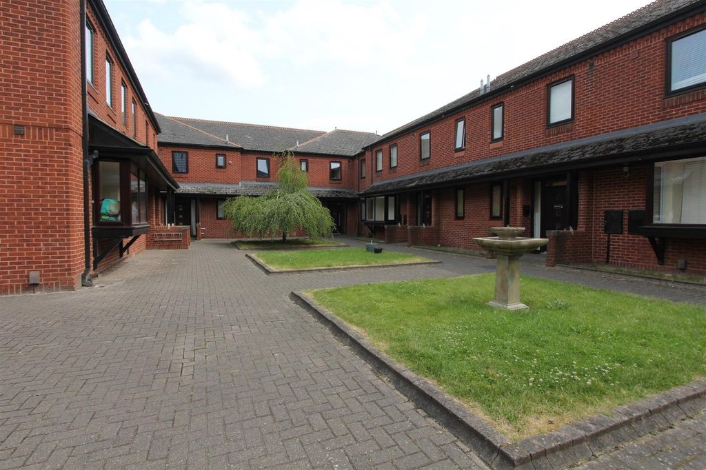 Property photo 1 of 1 Charming Communal Courtyard With Green Space...