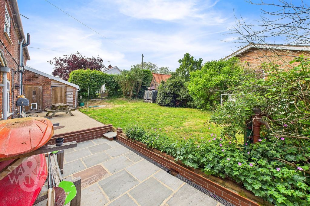 Property photo 2 of 33