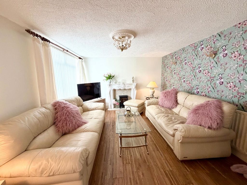 Property photo 2 of 12 Lounge