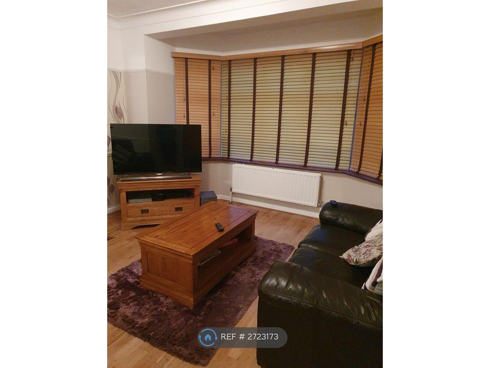 Property photo 3 of 20 Through Lounge