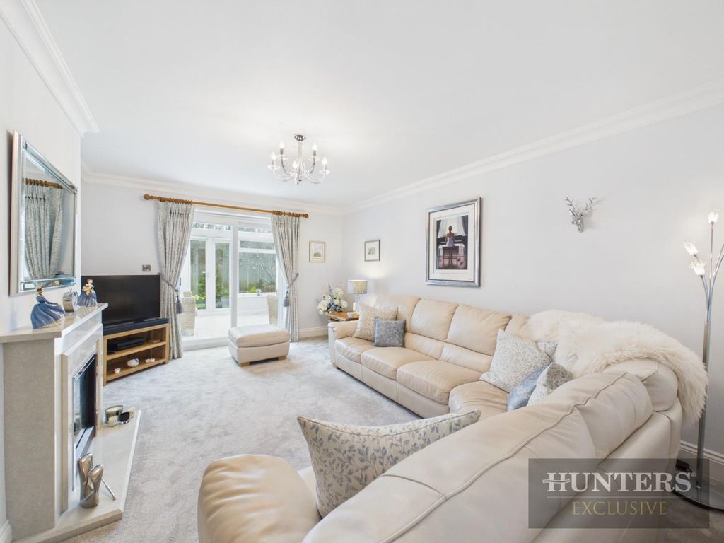 Property photo 3 of 21 Lounge