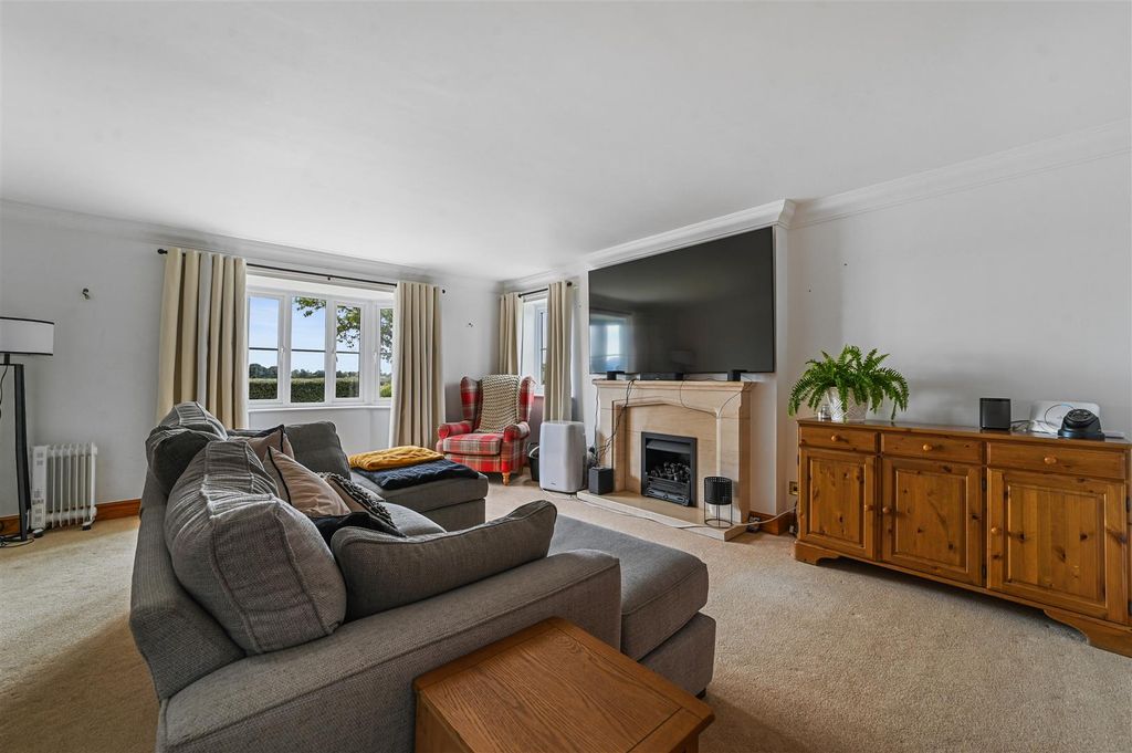 Property photo 2 of 14 Sitting Room