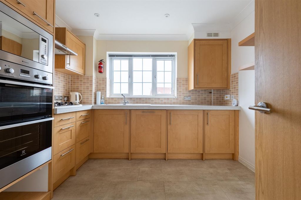 Property photo 2 of 21 4Chestertonway-14.Jpg