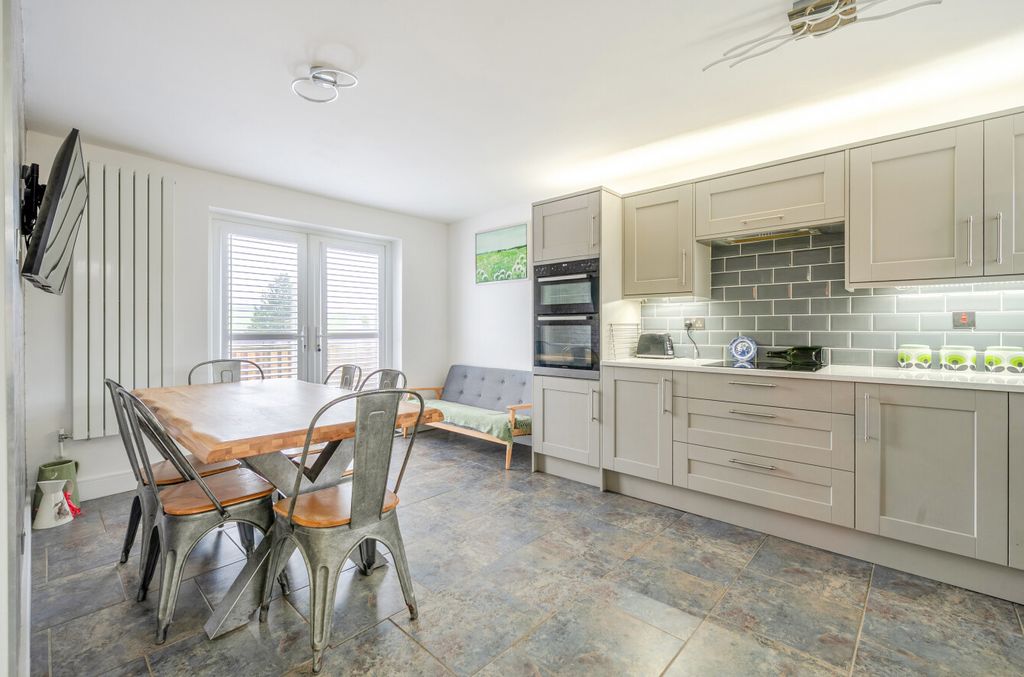 Property photo 2 of 20 1409250-7-6985d1c...