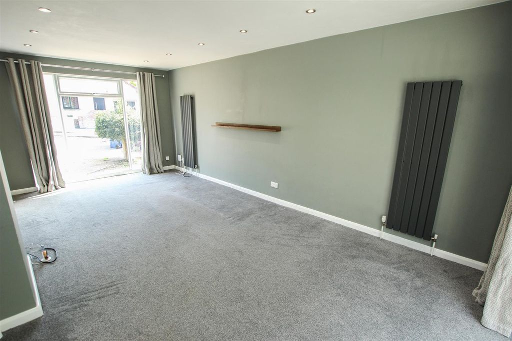 Property photo 3 of 20 Lounge