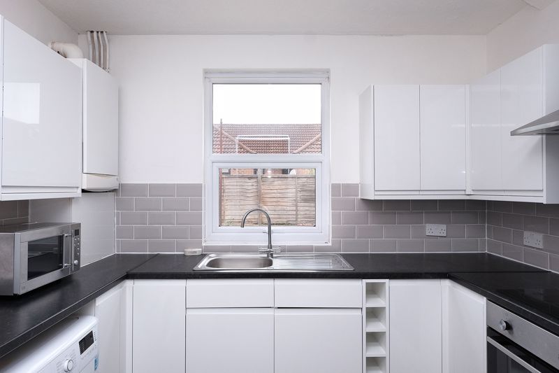 Property photo 3 of 11 Kitchen