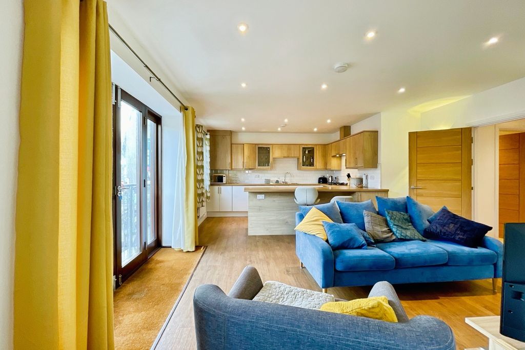 Property photo 3 of 18 Pbox-Img.Jpg