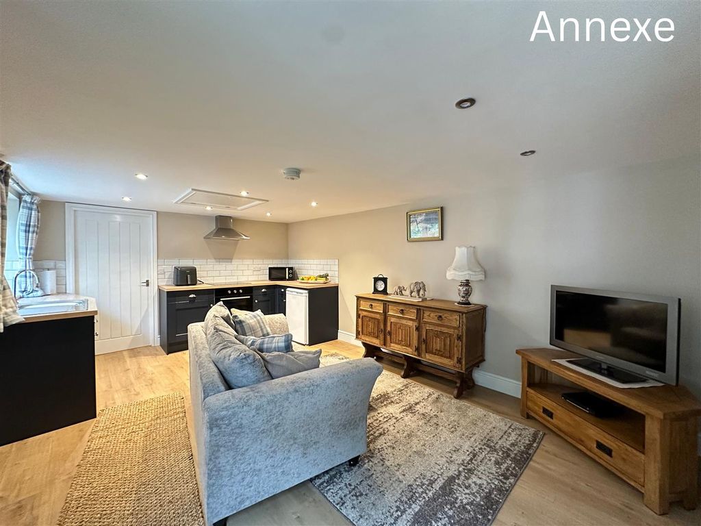 Property photo 3 of 42