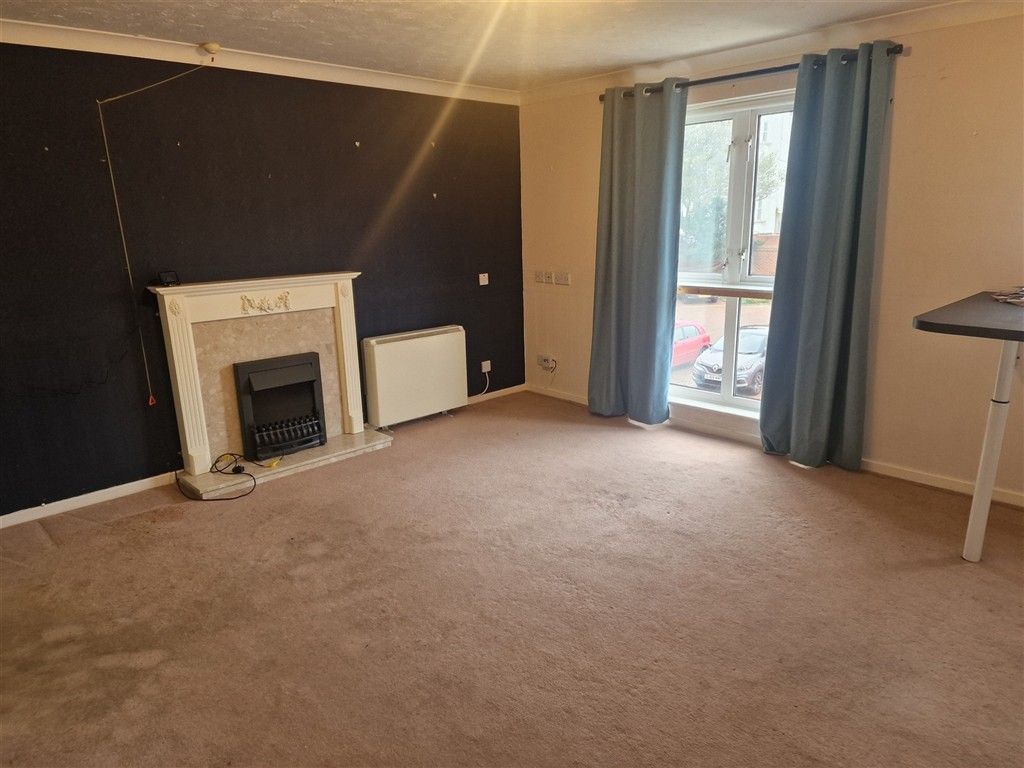 Property photo 3 of 7 Lounge