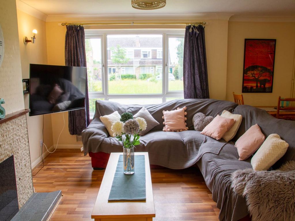 Property photo 3 of 16 Living Room