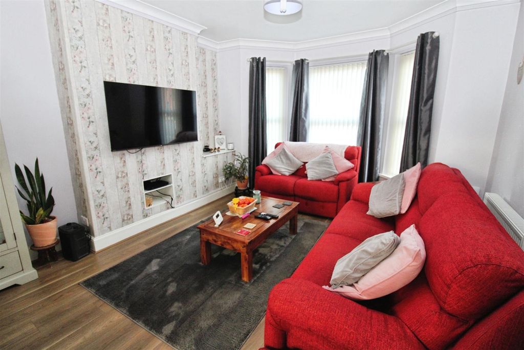 Property photo 2 of 13 Lounge