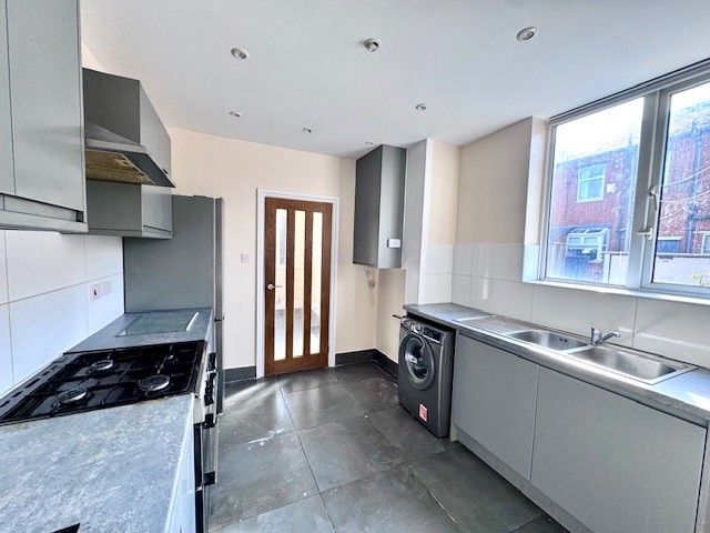 Property photo 3 of 11 Kitchen