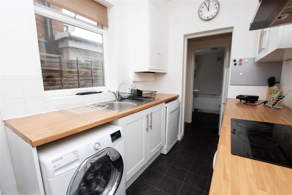 Property photo 3 of 8 Kitchen